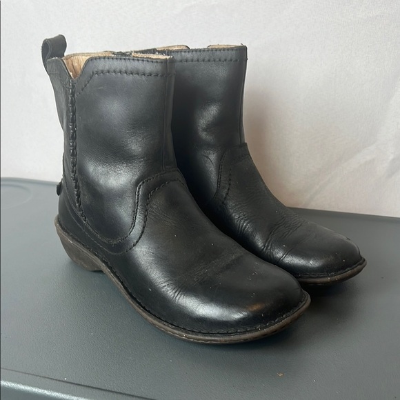 UGG Neevah Black Leather Boots Size 7 Sheepskin lined. - Picture 1 of 13